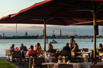 3 restaurants servant le petit déjeuner, spécialités Cuisine locale