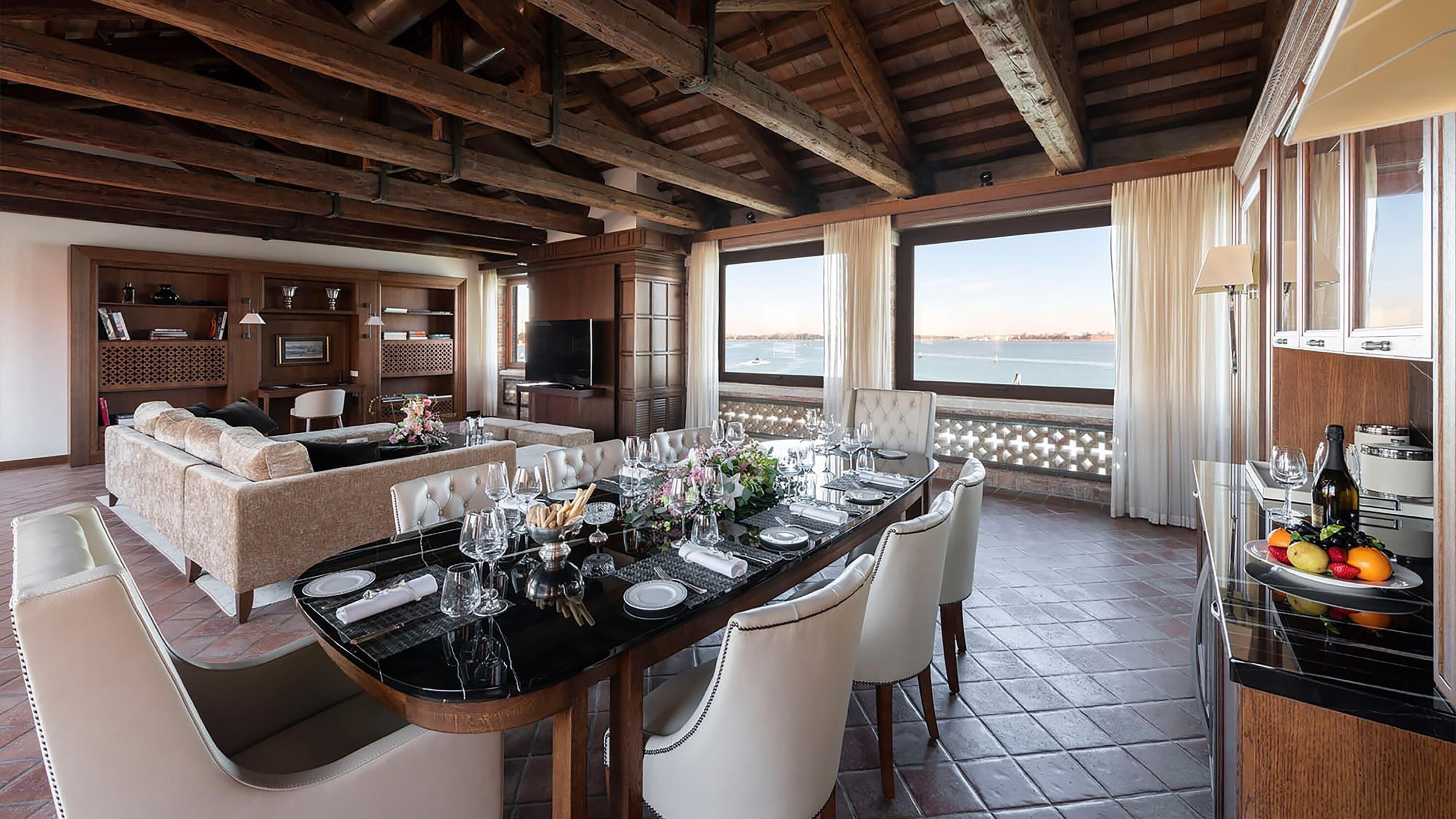 En 42-tommers Flatskjerm-TV med Parabol-TV samt TV og fotballspill