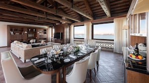 Televisión de pantalla plana, futbolito, mesa de ping pong