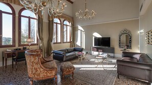 En 42-tommers Flatskjerm-TV med Parabol-TV samt TV og fotballspill