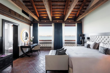 Egyptian cotton sheets, premium bedding, Select Comfort beds. San Clemente Palace, Venice