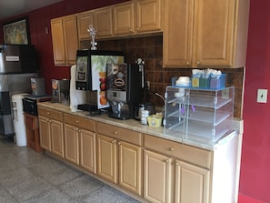 Coffee service - Travelodge by Wyndham Bay Shore Long Island (Bay Shore)