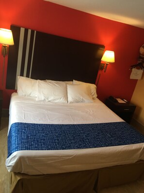 Studio Suite, 1 King Bed, Non Smoking, Hot Tub | Premium bedding, desk, blackout drapes, iron/ironing board