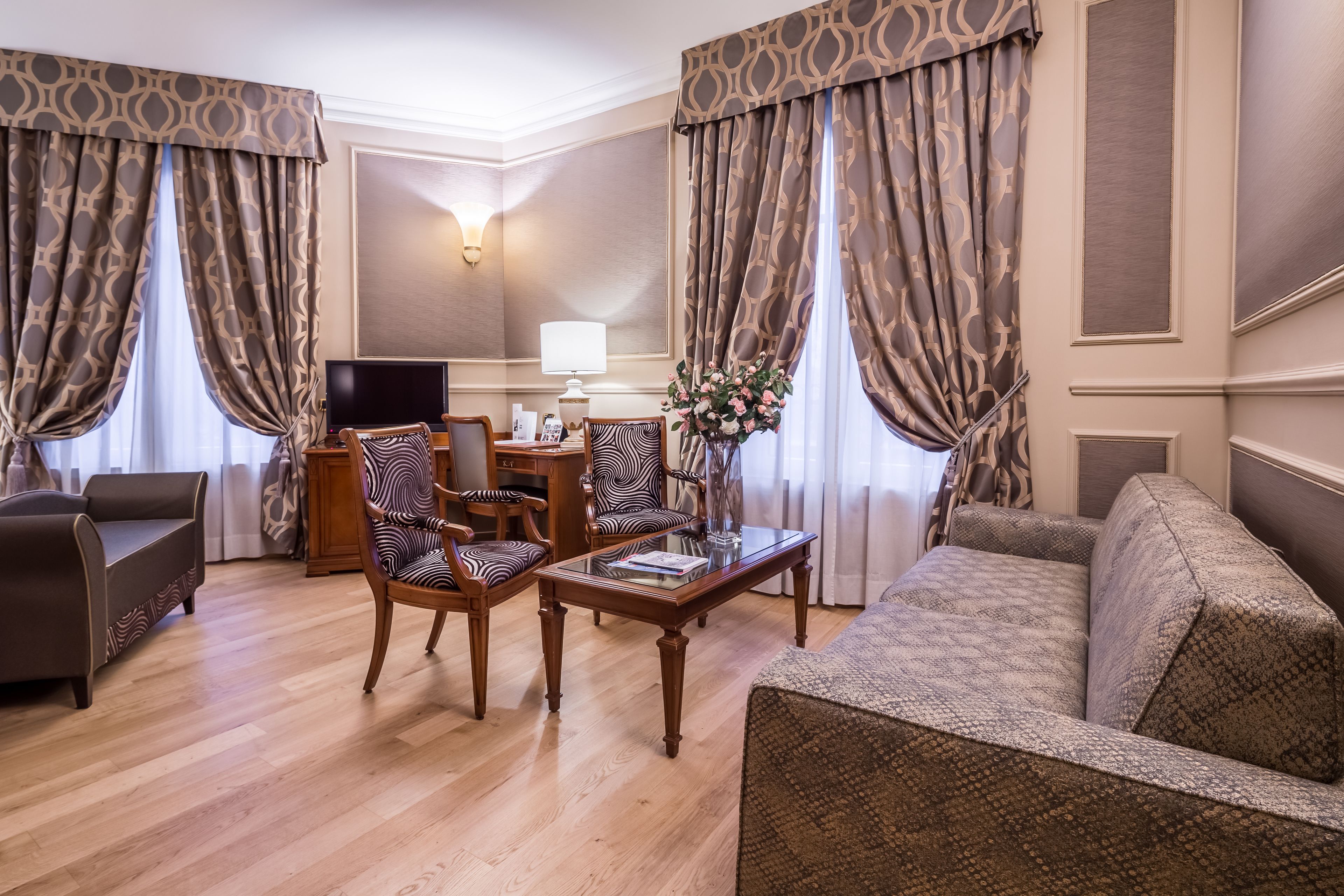 Junior Suite | Hypo-allergenic bedding, minibar, in-room safe, desk