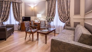 Junior Suite | Hypo-allergenic bedding, minibar, in-room safe, desk