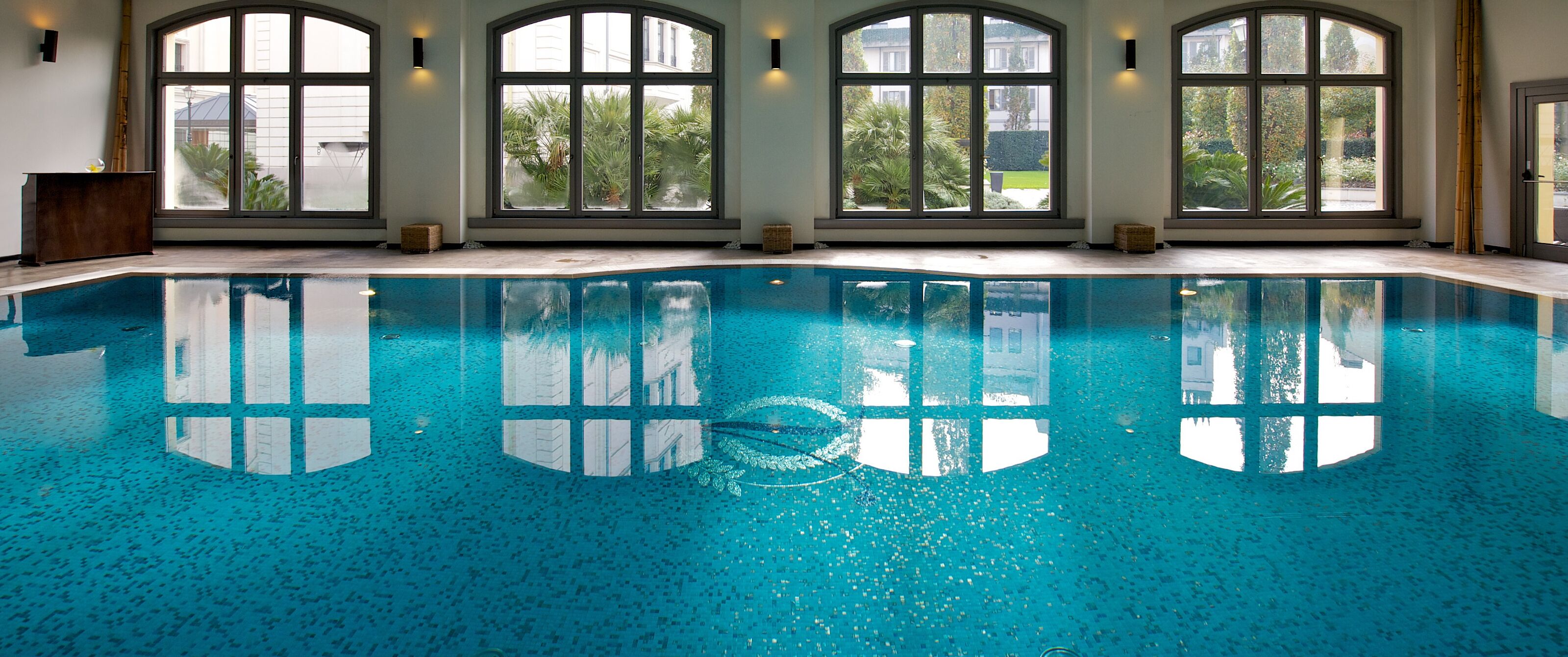 Alberca techada, acceso de 15:00 a 21:00, y camastros 