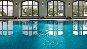 Piscina interna, funciona das 15h às 21h, espreguiçadeiras