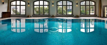 Εσωτερική πισίνα, ξαπλώστρες