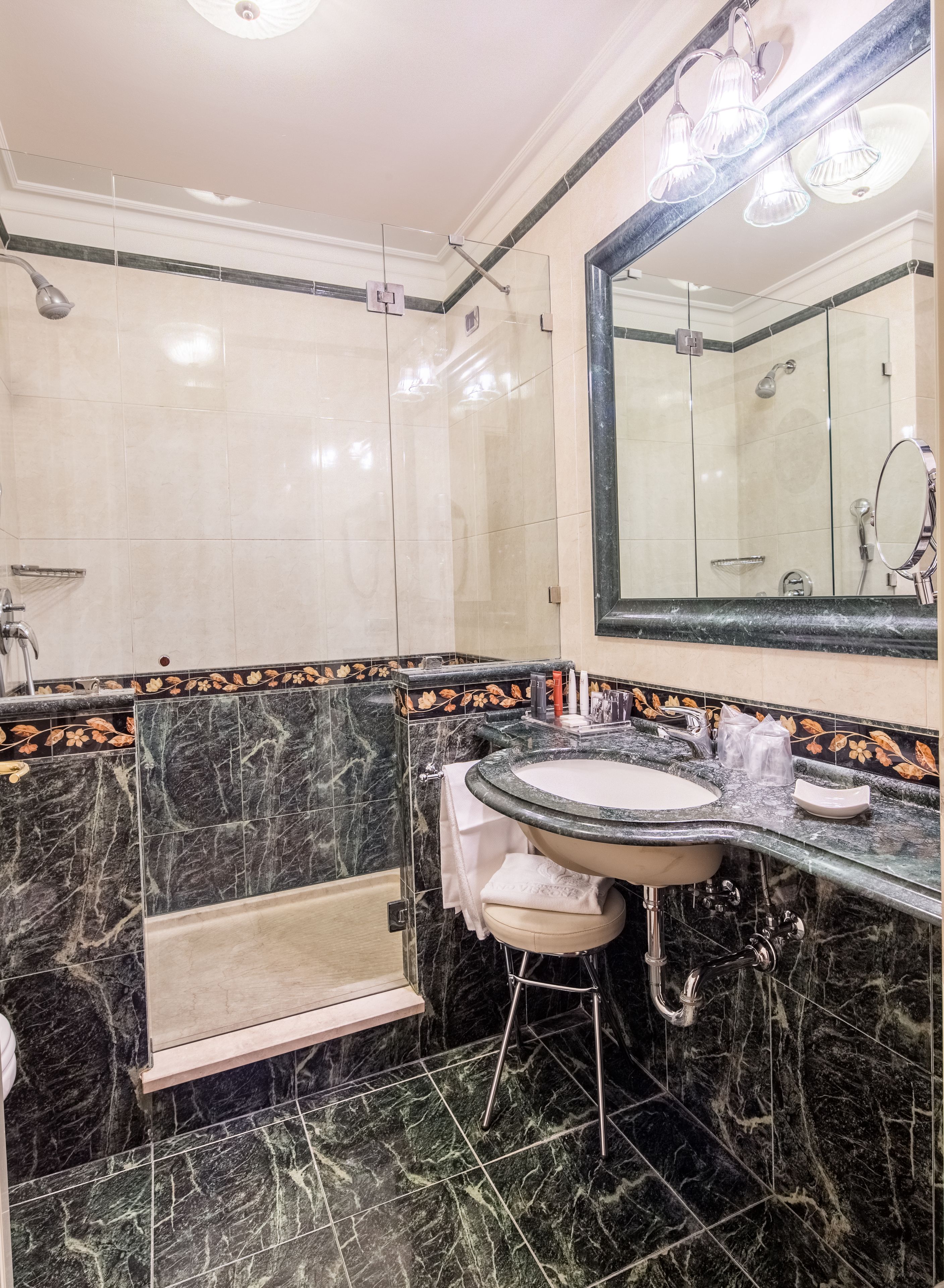 Ein Badezimmer mit Badewanne, Waschbecken und Duschbereich.