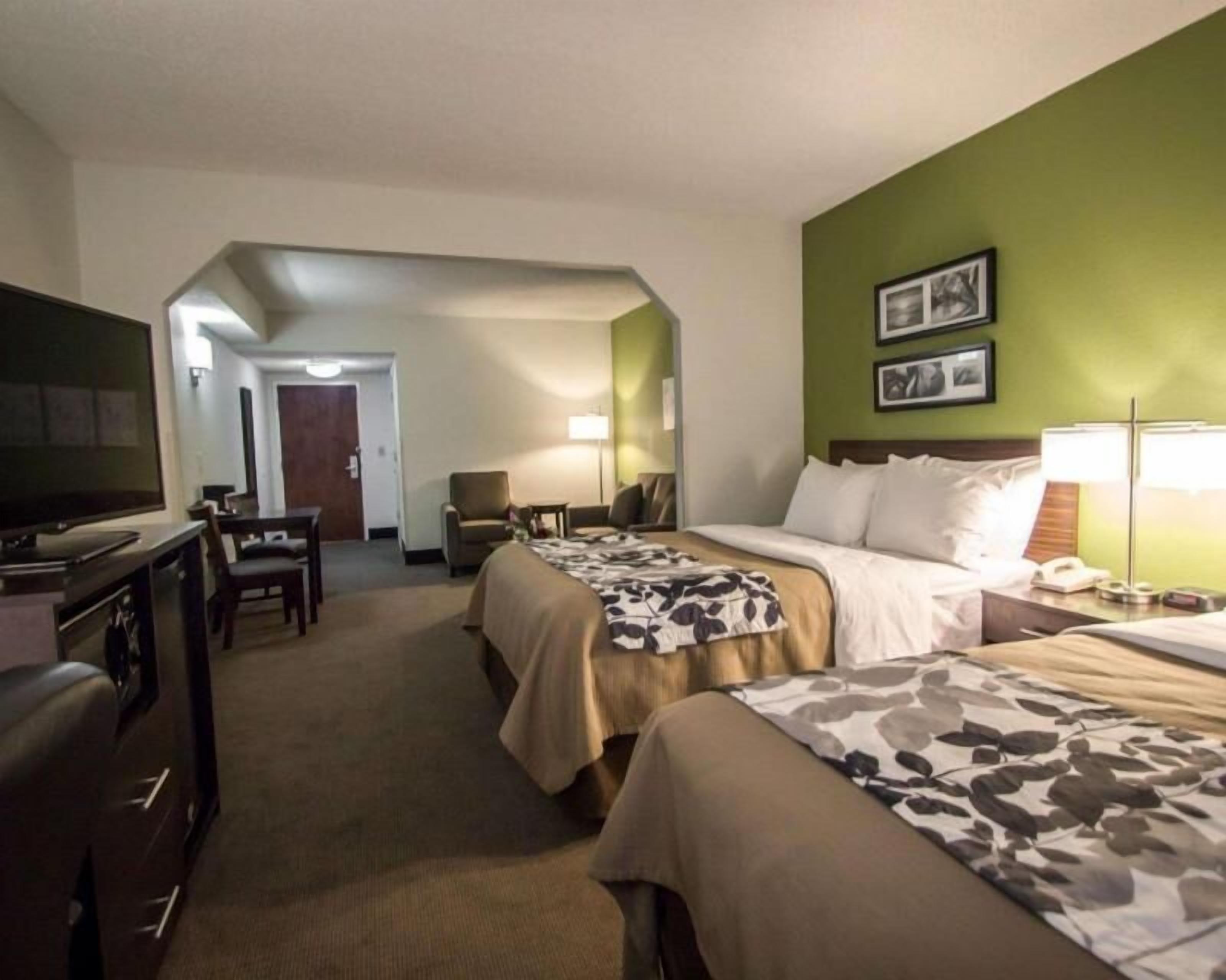 Pillowtop beds, in-room safe, desk, blackout drapes