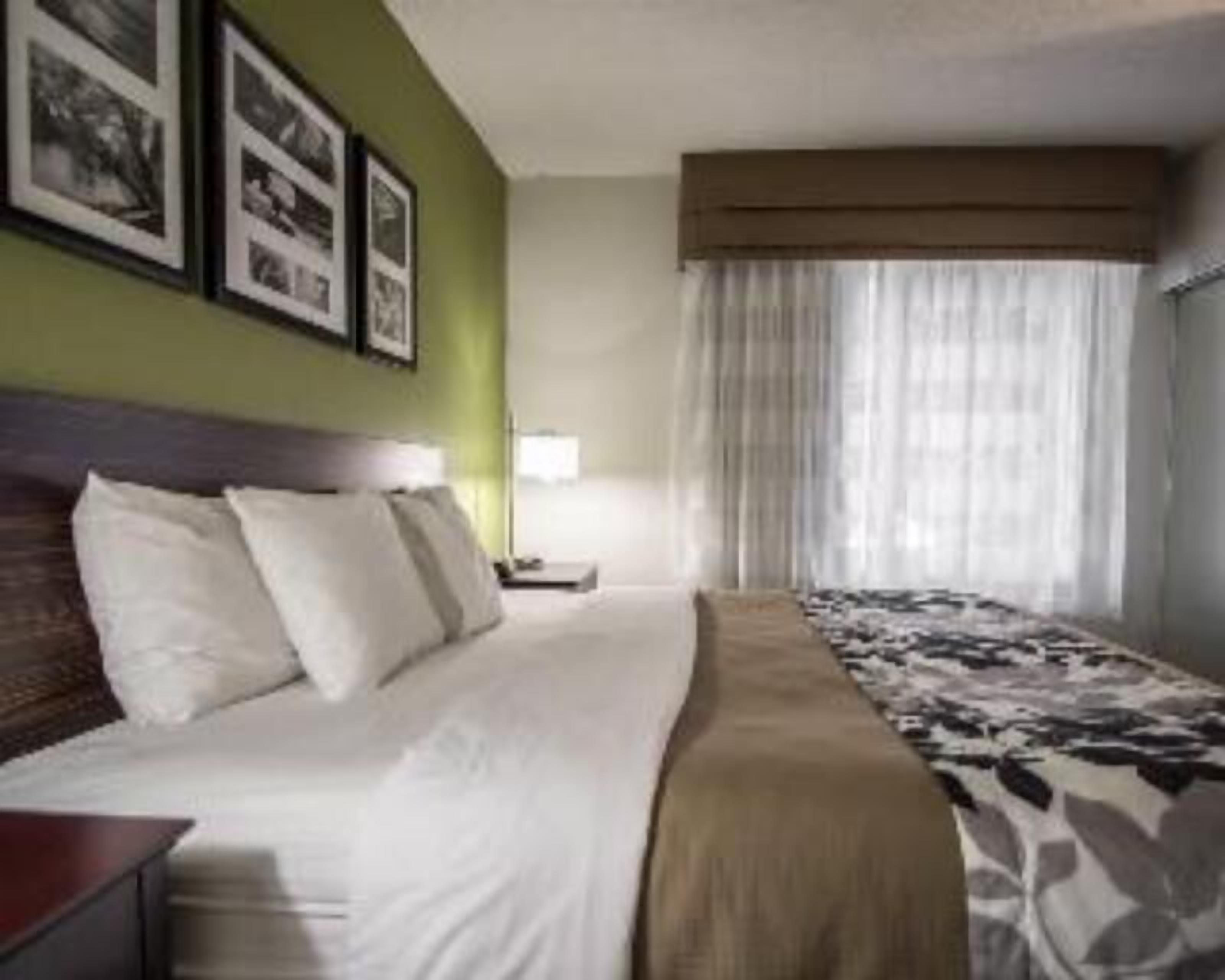 Pillowtop beds, in-room safe, desk, blackout drapes