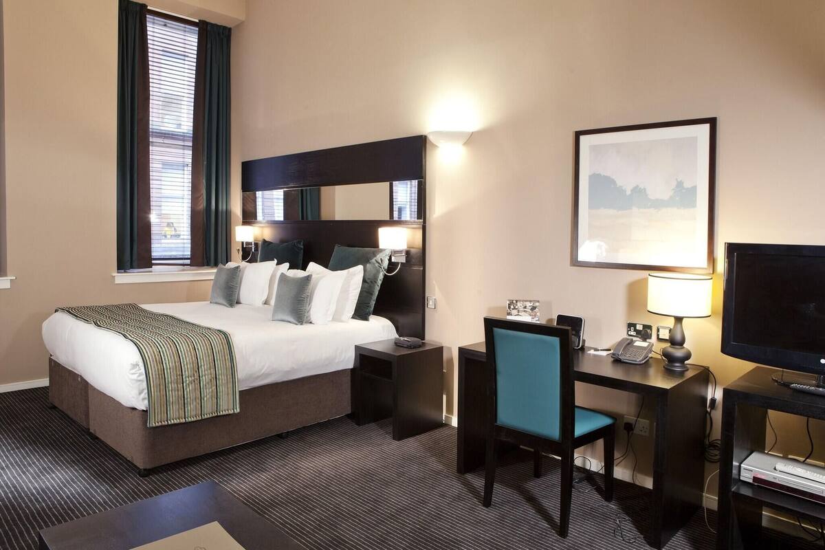 Pillowtop beds, in-room safe, desk, blackout drapes