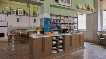 Se ofrece un desayuno continental (12 GBP por persona)