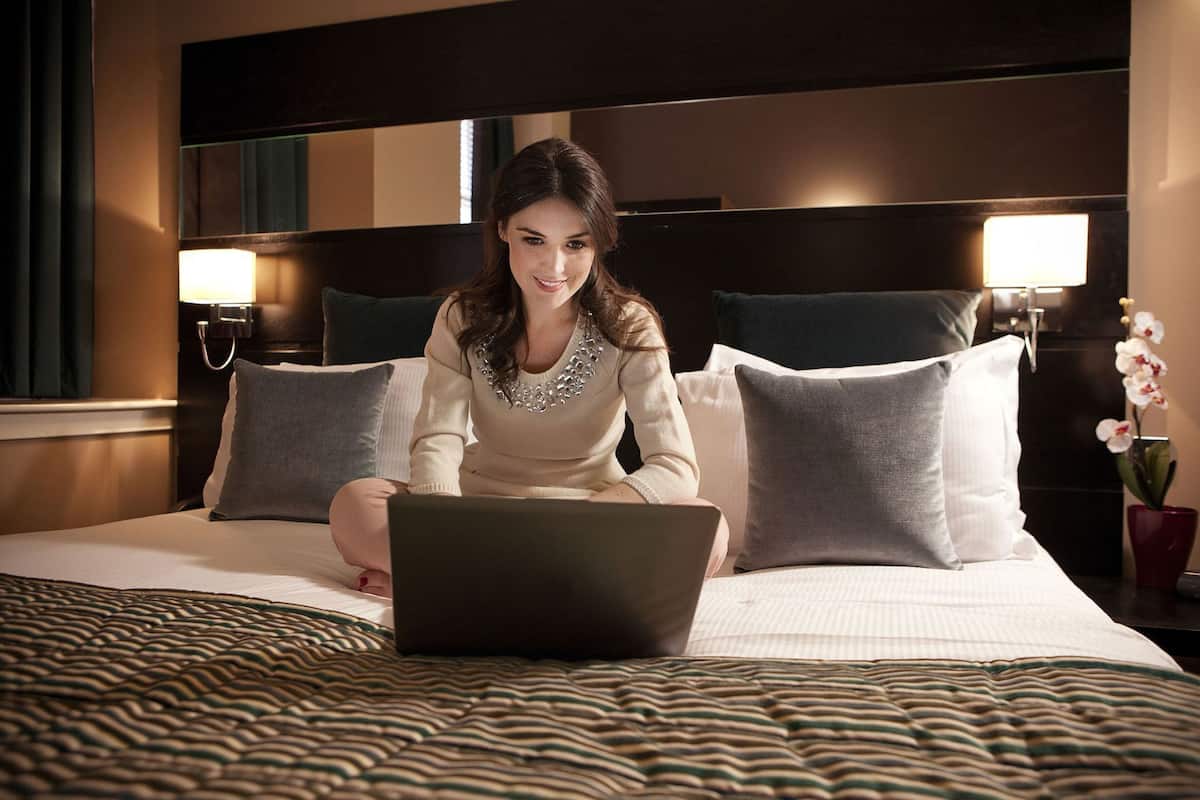 Nệm có lớp đệm bông, két bảo mật tại phòng, bàn, màn/rèm cản sáng