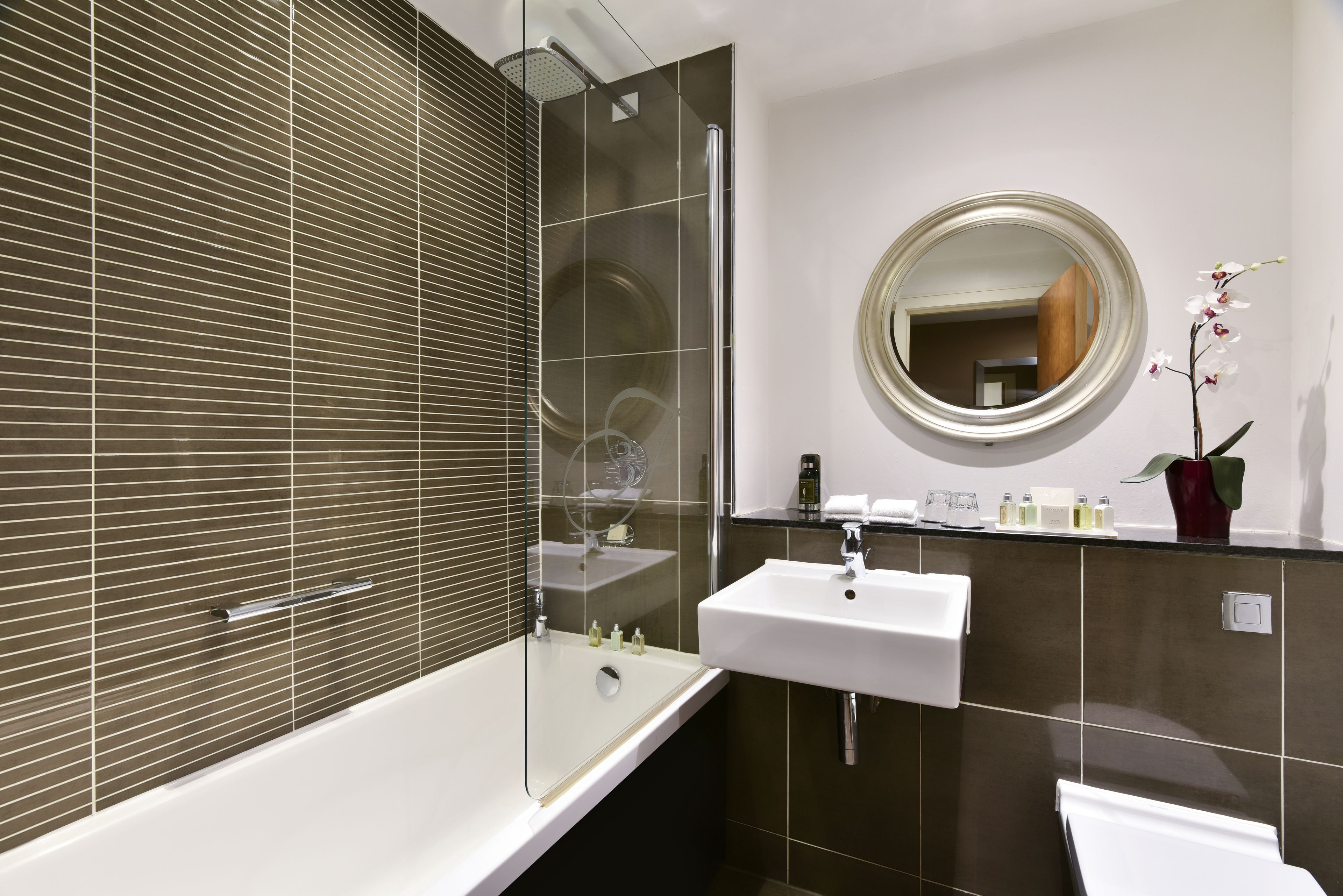 Combined shower/bathtub, rainfall showerhead, designer toiletries