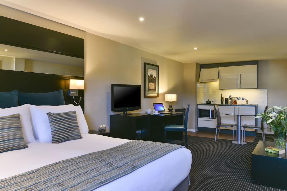 Nệm có lớp đệm bông, két bảo mật tại phòng, bàn, màn/rèm cản sáng