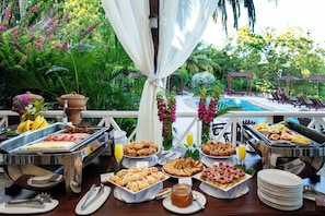 Free daily buffet breakfast