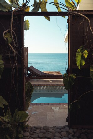 Romantisk hytte, 1 kingsize-seng, privat basseng, havutsikt | Dusj på badet