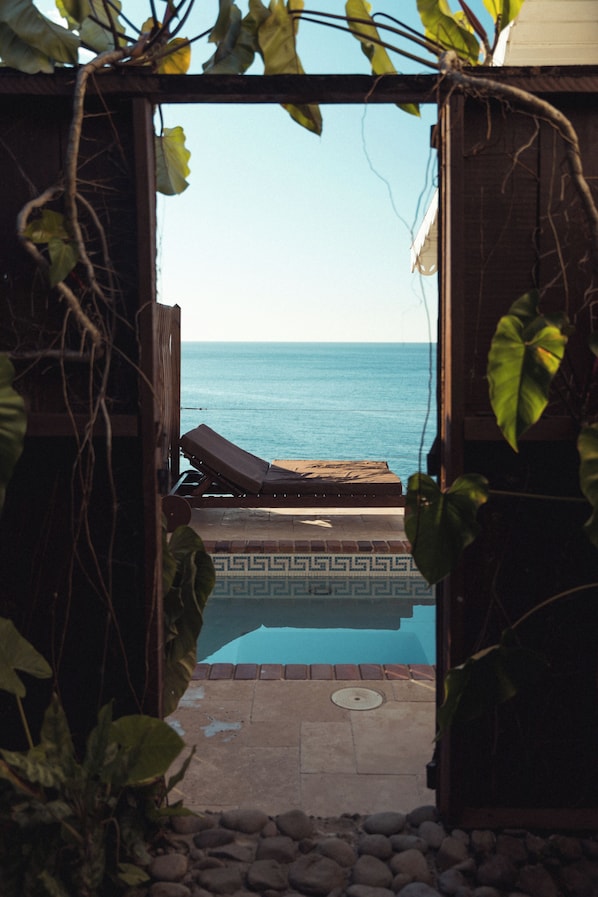 Cabane Romantique, 1 très grand lit, piscine privée, vue océan | Douche de la salle de bain