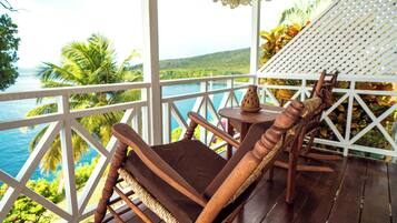 Romantisk hytte, 1 kingsize-seng, privat basseng, havutsikt | Balkong