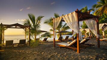 På stranden, buss til stranden (inkludert) og strandtelt (inkludert)