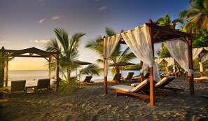 På stranden, buss til stranden (inkludert) og strandtelt (inkludert)
