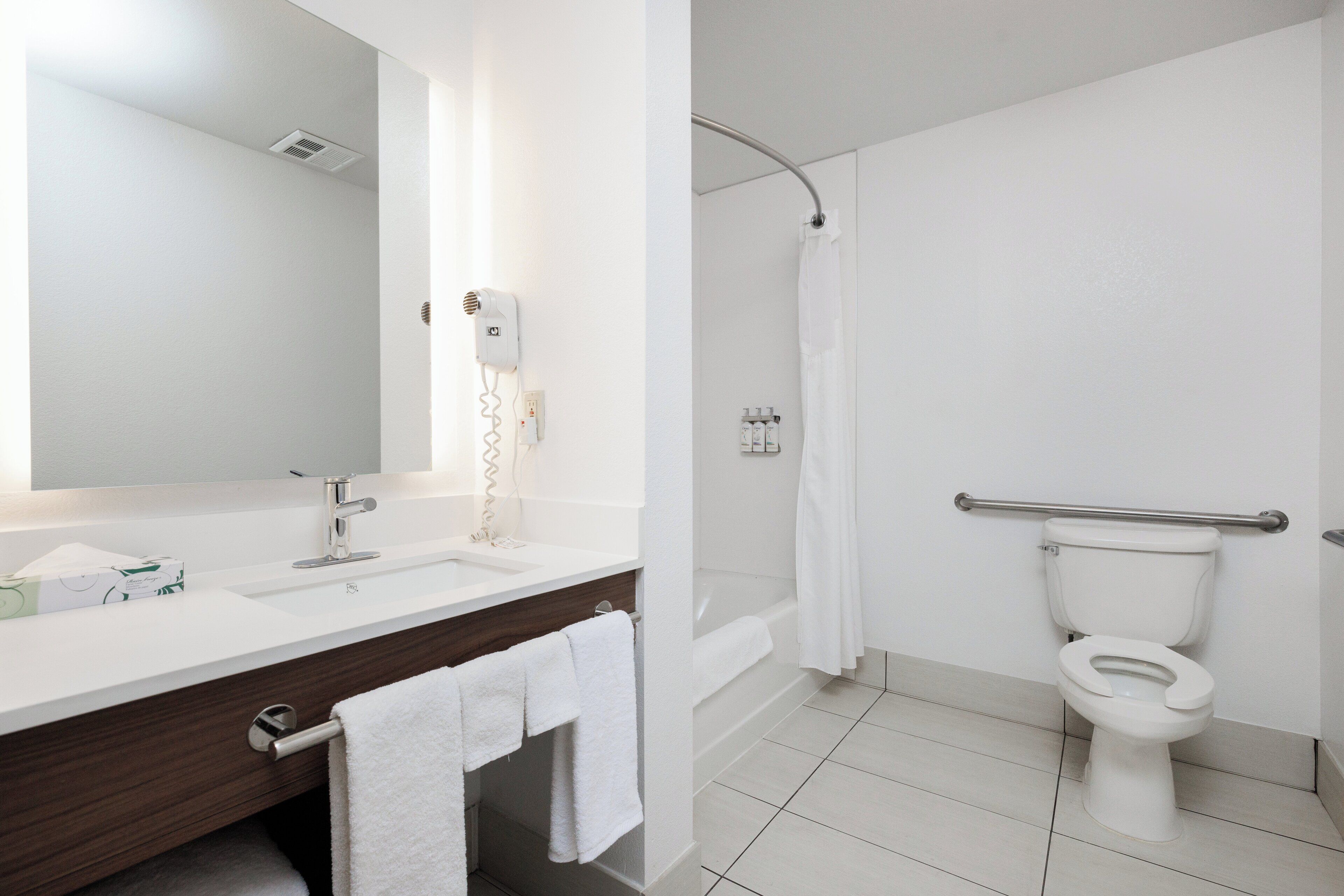standard room | bathroom | combined shower/bathtub, hair dryer, towels
