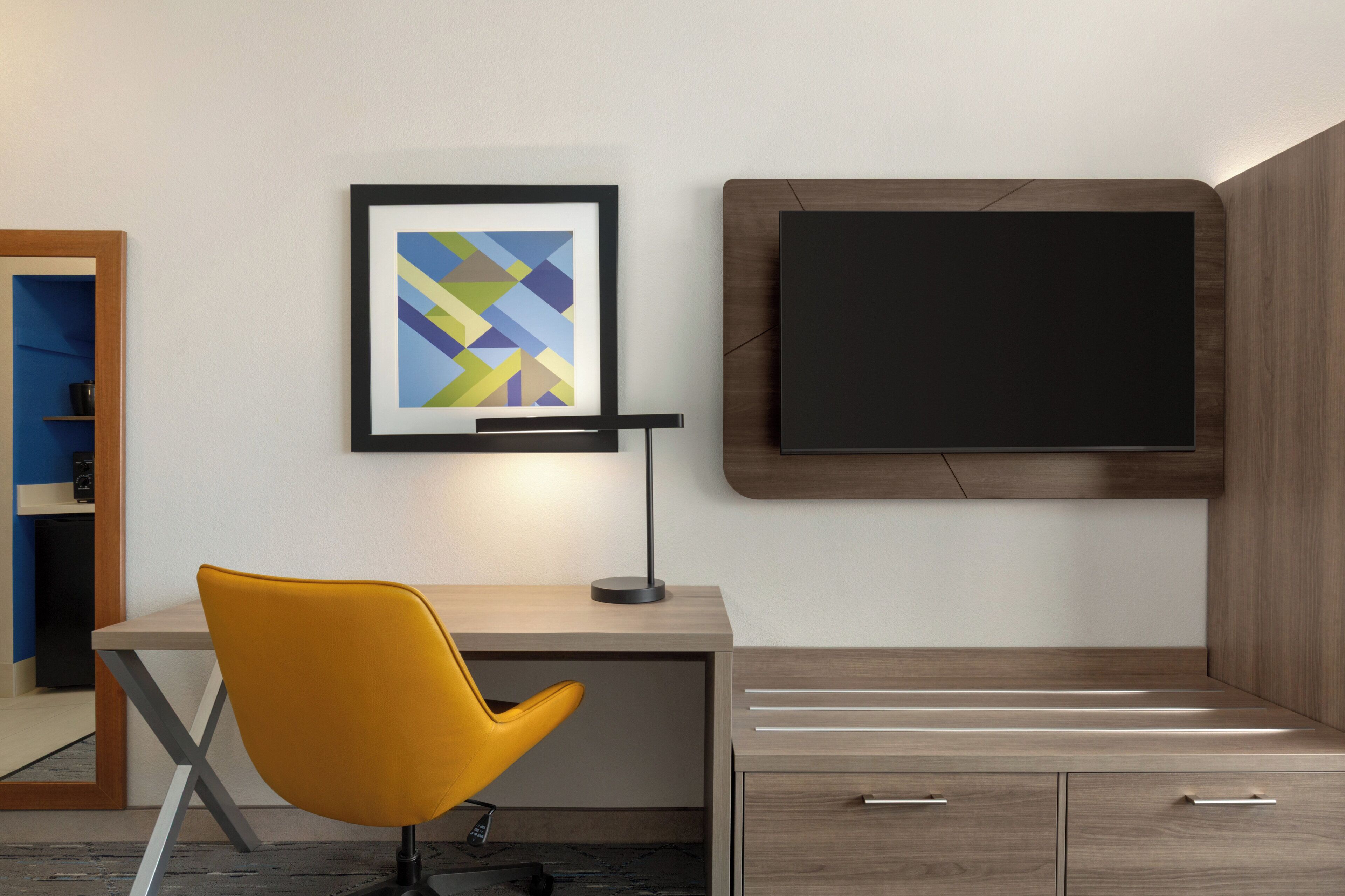 Skrivbord, strykjärn/strykbräda, gratis barnsängar och extrasängar