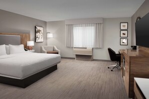 غرفة - سرير ملكي - تجهيزات لذوي الاحتياجات الخاصة - لغير المدخنين | أغطية فراش متميزة وخزنة داخل الغرفة ومكتب ومكواة/لوح كي