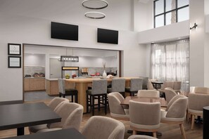 بوفيه فطور مجانًا يوميًا