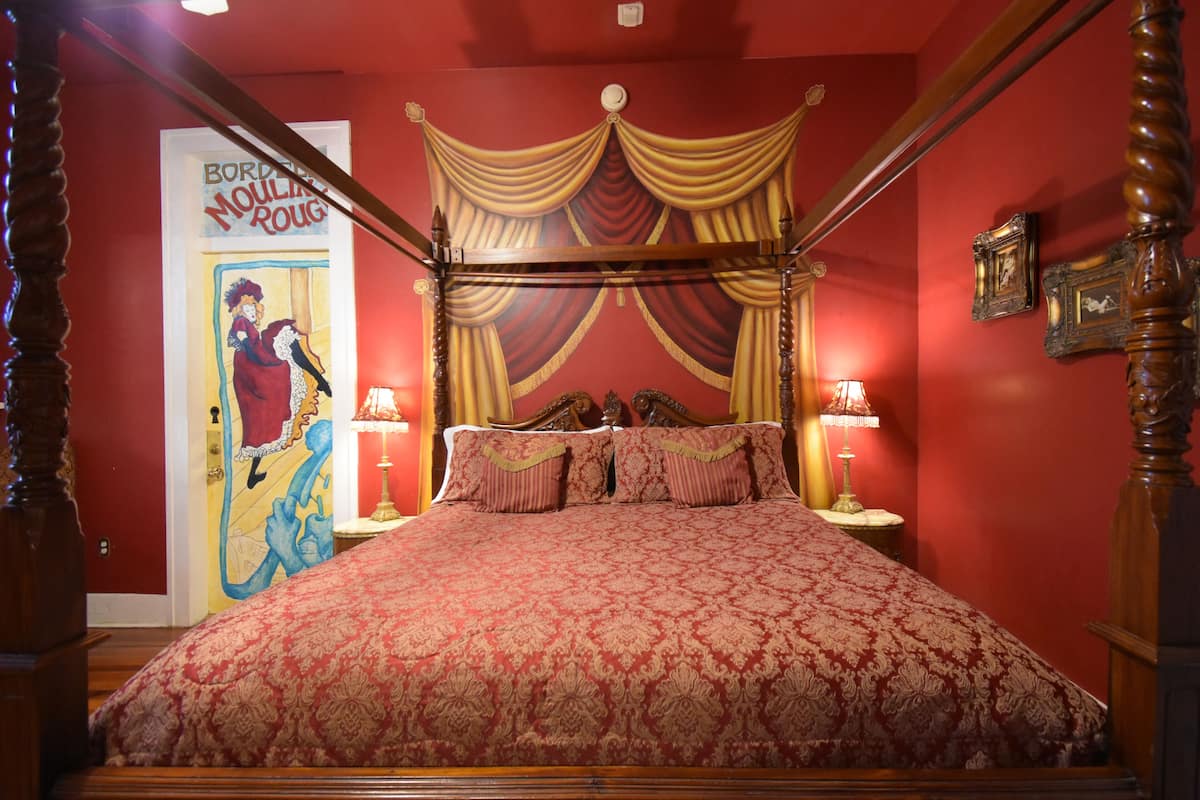 Moulin Rouge | Premium bedding, individually decorated, individually furnished