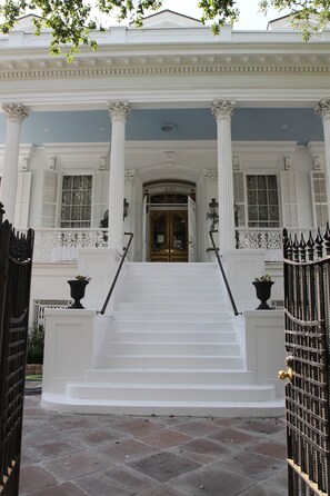 Property entrance - Magnolia Mansion (New Orleans)