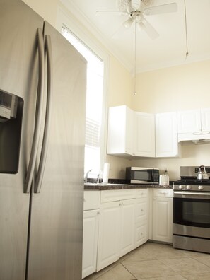 Mini Corporate Suite | Private kitchen | Fridge, microwave