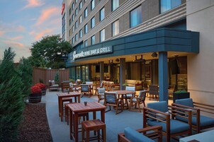 Breakfast and dinner served