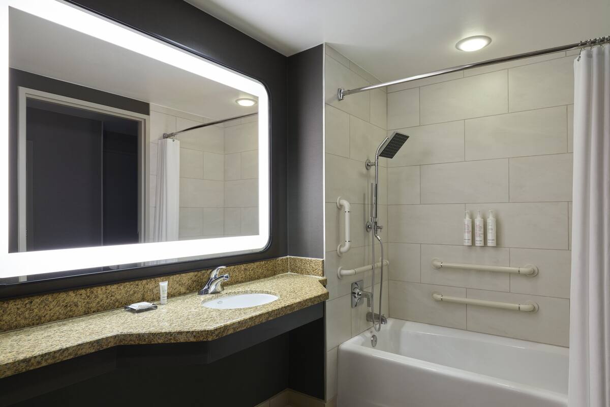 Amenidades de baño gratuitas, secadora de cabello, toallas 