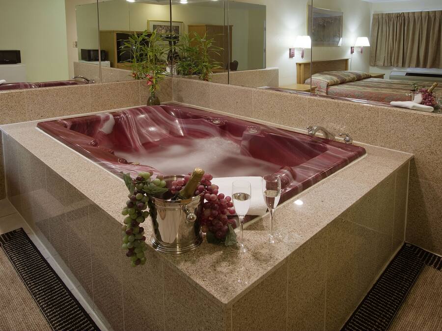 Combined shower/bathtub, free toiletries, hair dryer, towels