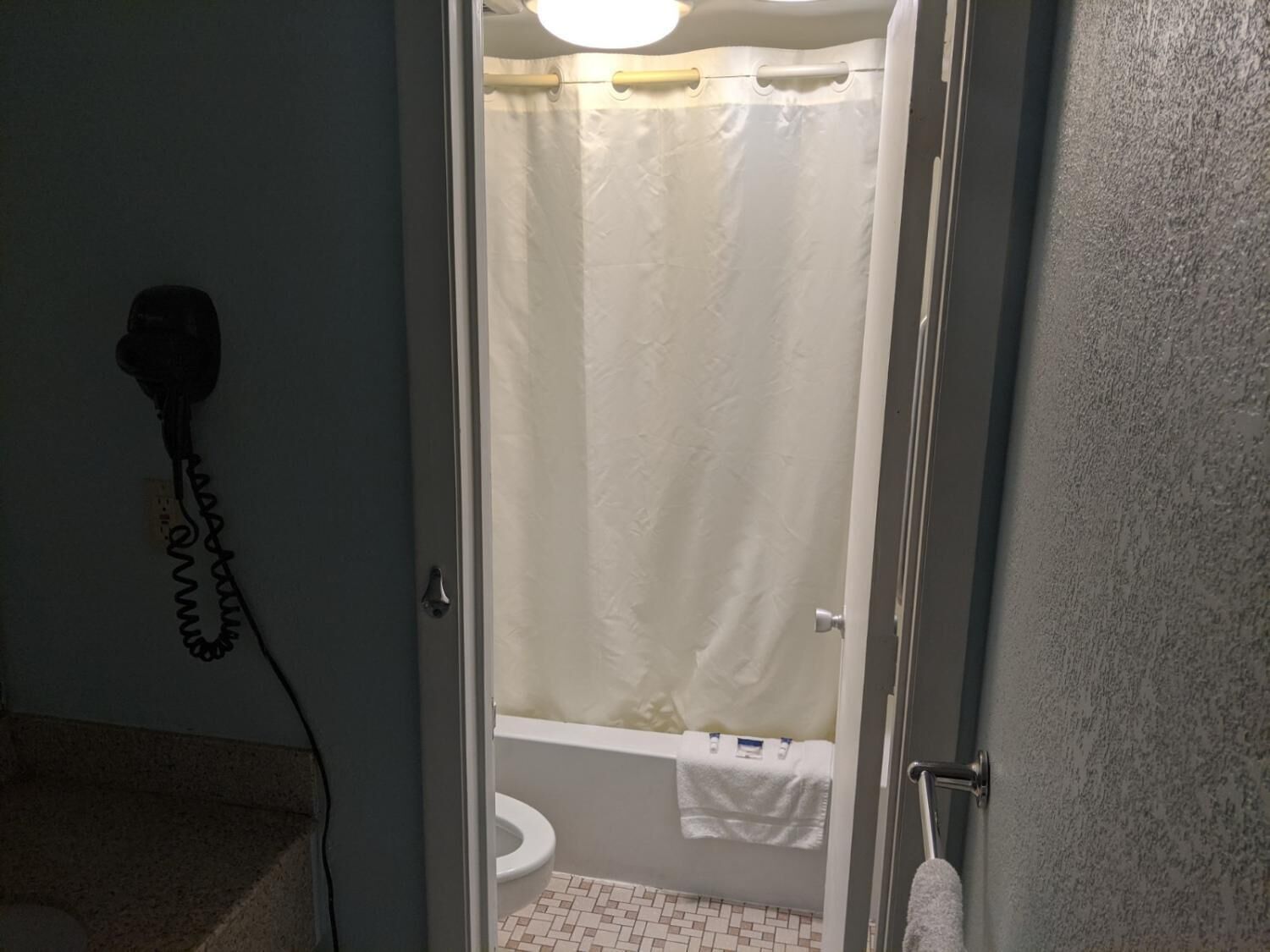 Combined shower/bathtub, free toiletries, hair dryer, towels