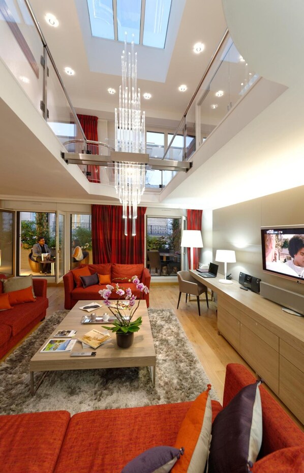 高級寢具、房內夾萬、書桌、遮光窗簾/窗簾