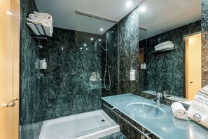 Twin kamer | Badkamer | Een douche, designer toiletartikelen, een haardroger, handdoeken