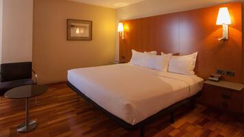 Caja fuerte, escritorio, cortinas opacas y cunas gratuitas