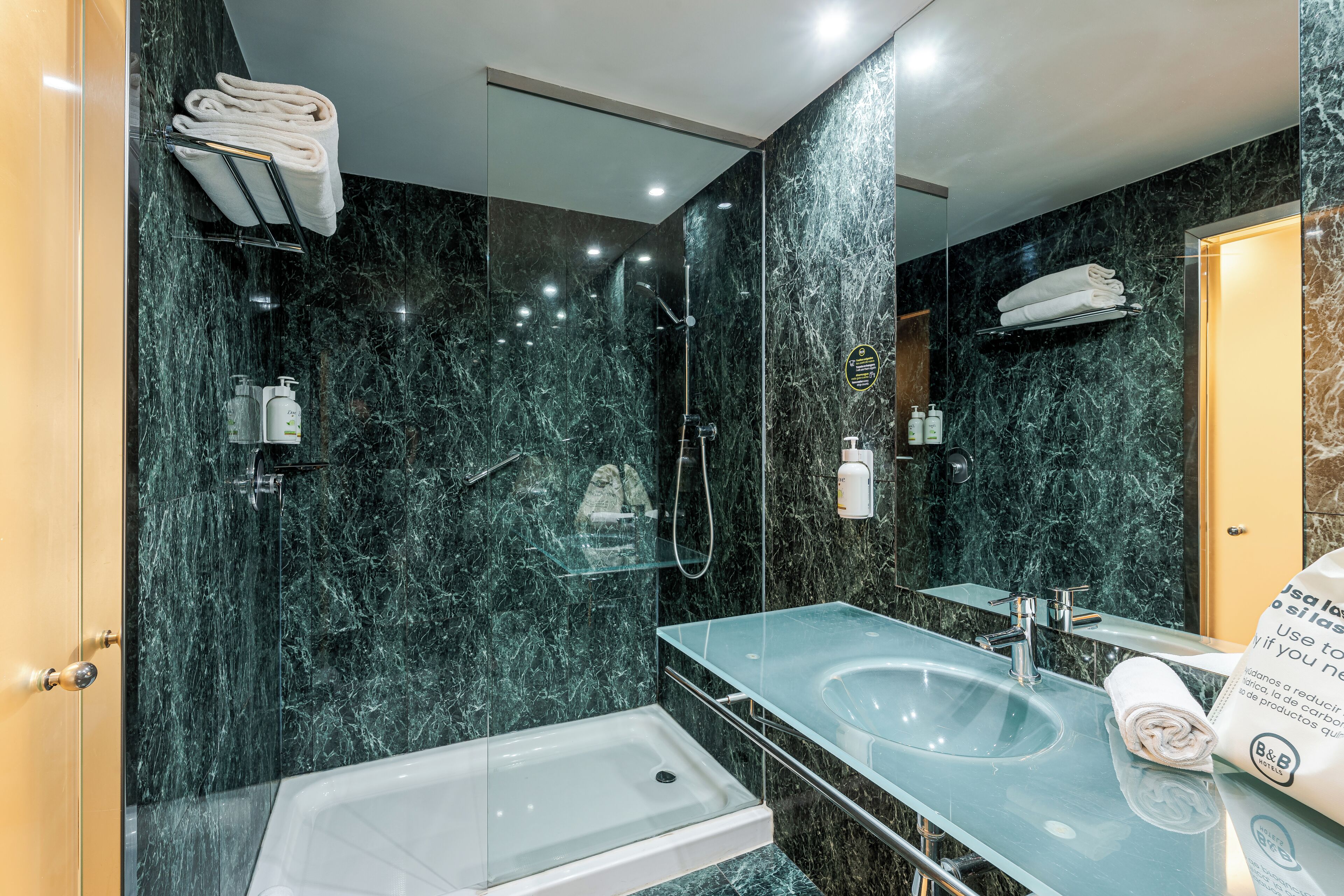 Douche, articles de toilette de luxe, sèche-cheveux, serviettes fournies