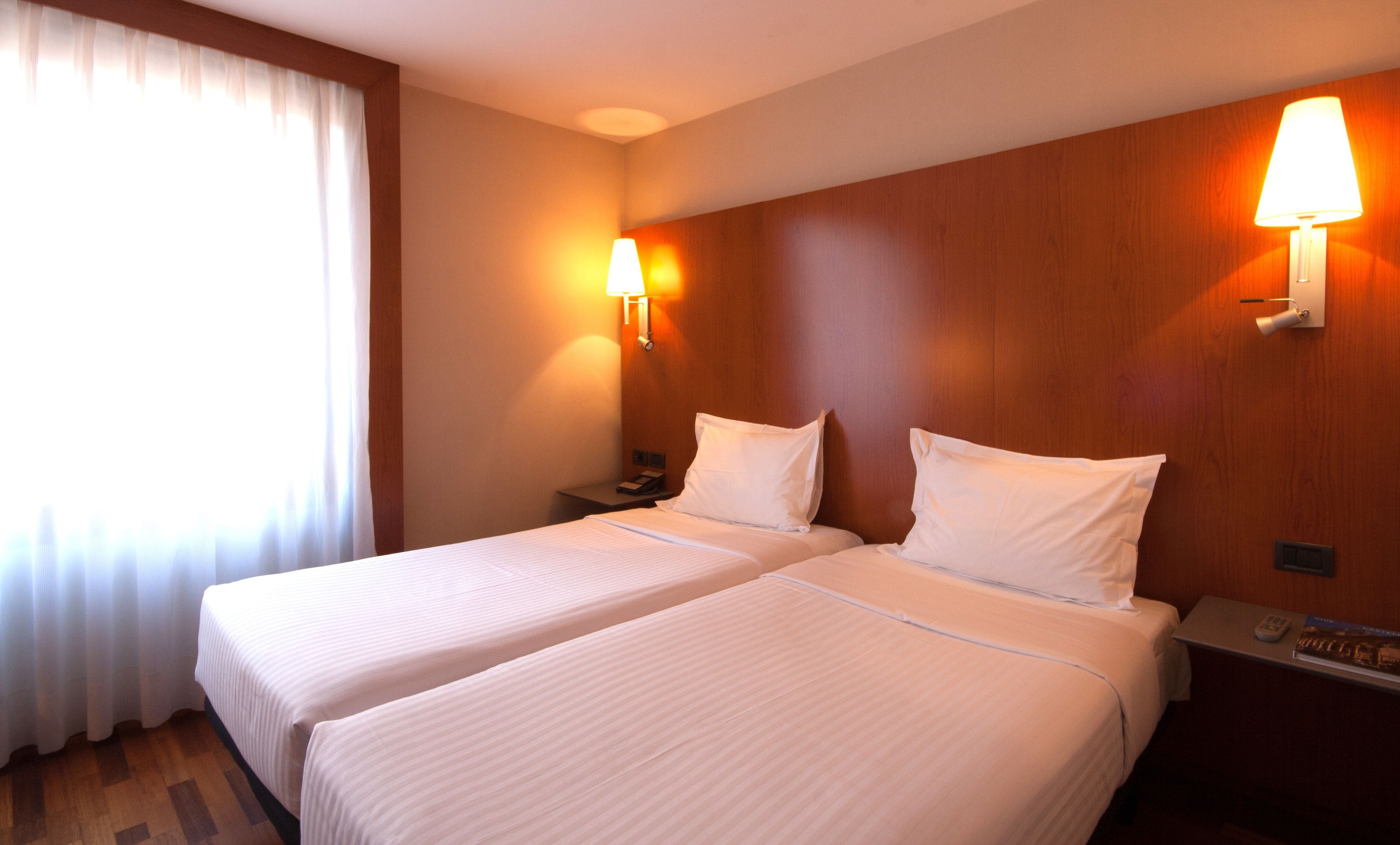 Brankas, meja kerja, tirai kedap cahaya, dan tempat tidur bayi gratis