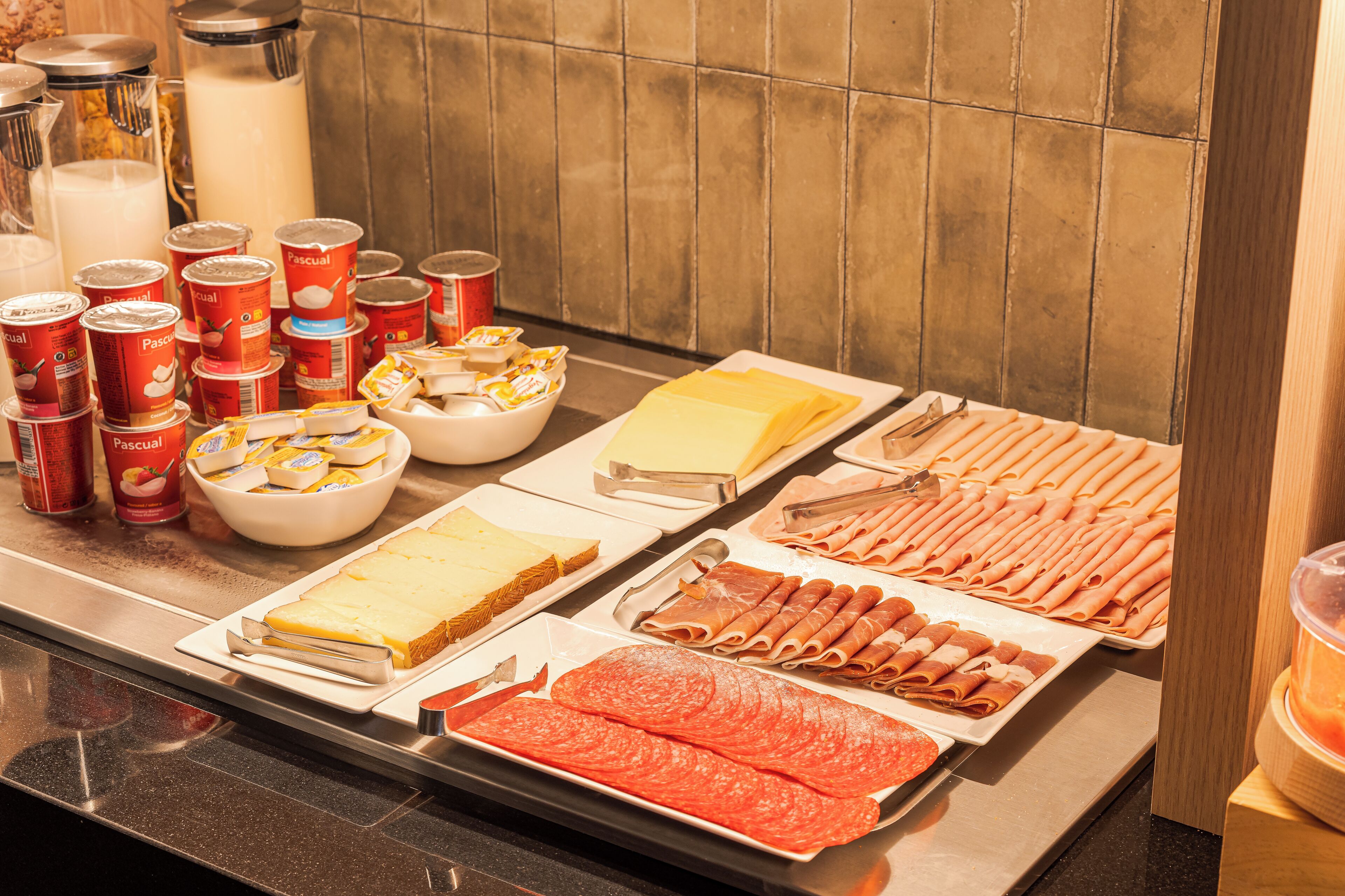 Een buffet met diverse gerechten en bakken.