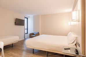 Quarto família | Cofres nos quartos, escrivaninha, cortinas blackout, berços grátis