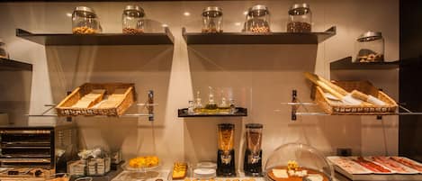 Frukostbuffé varje dag (EUR 9.50 per person)