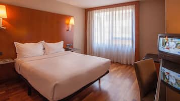 Een kluis op de kamer, een bureau, verduisterende gordijnen