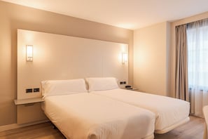 Twin Room | In-room safe, desk, blackout curtains, free cots/infant beds - B&B Hotel Castellon (Castelló de la Plana)