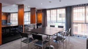 A conference room with a large table, chairs, and a bar area. - B&B Hotel Castellon (Castelló de la Plana)