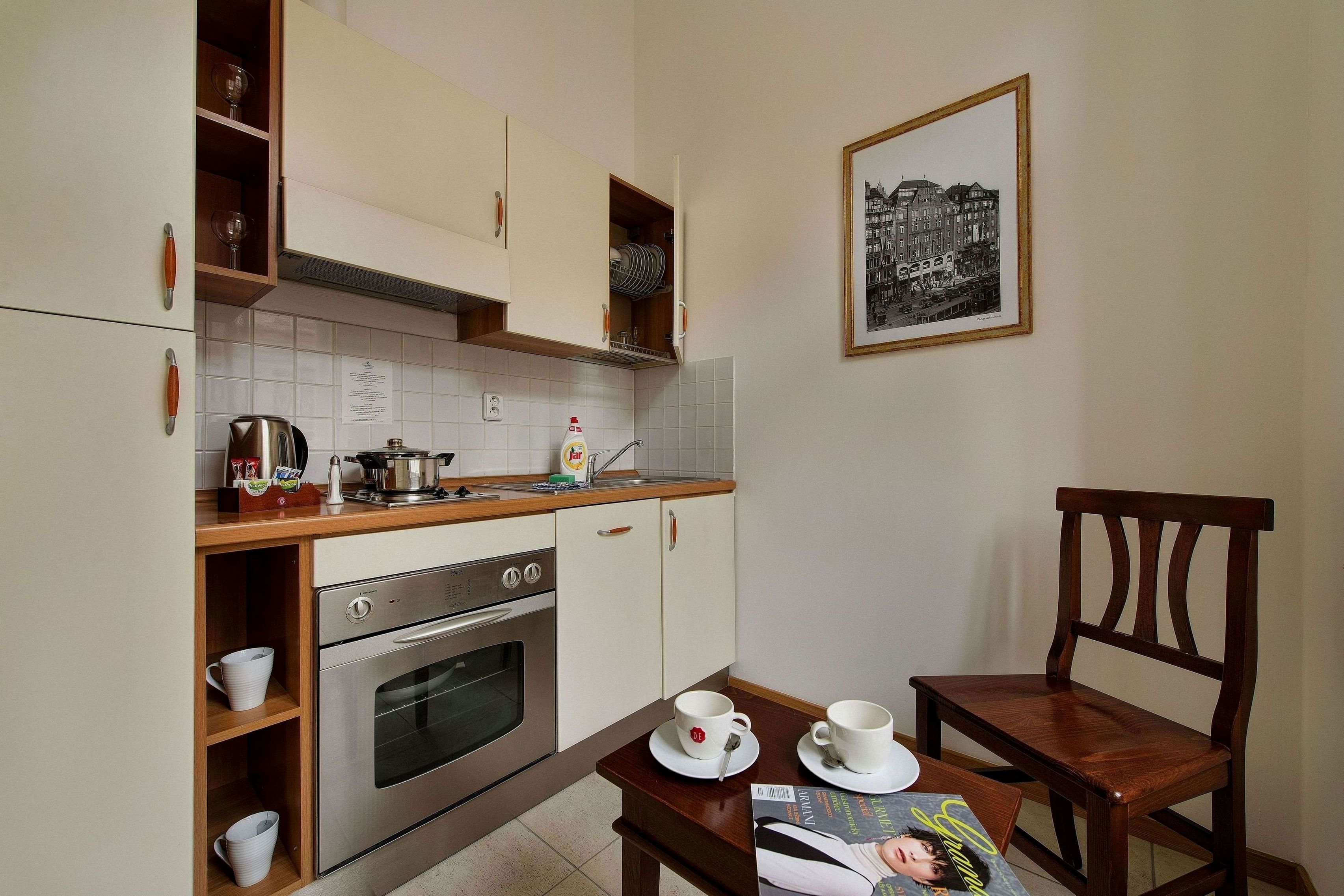 full-sized fridge, microwave, oven, stovetop