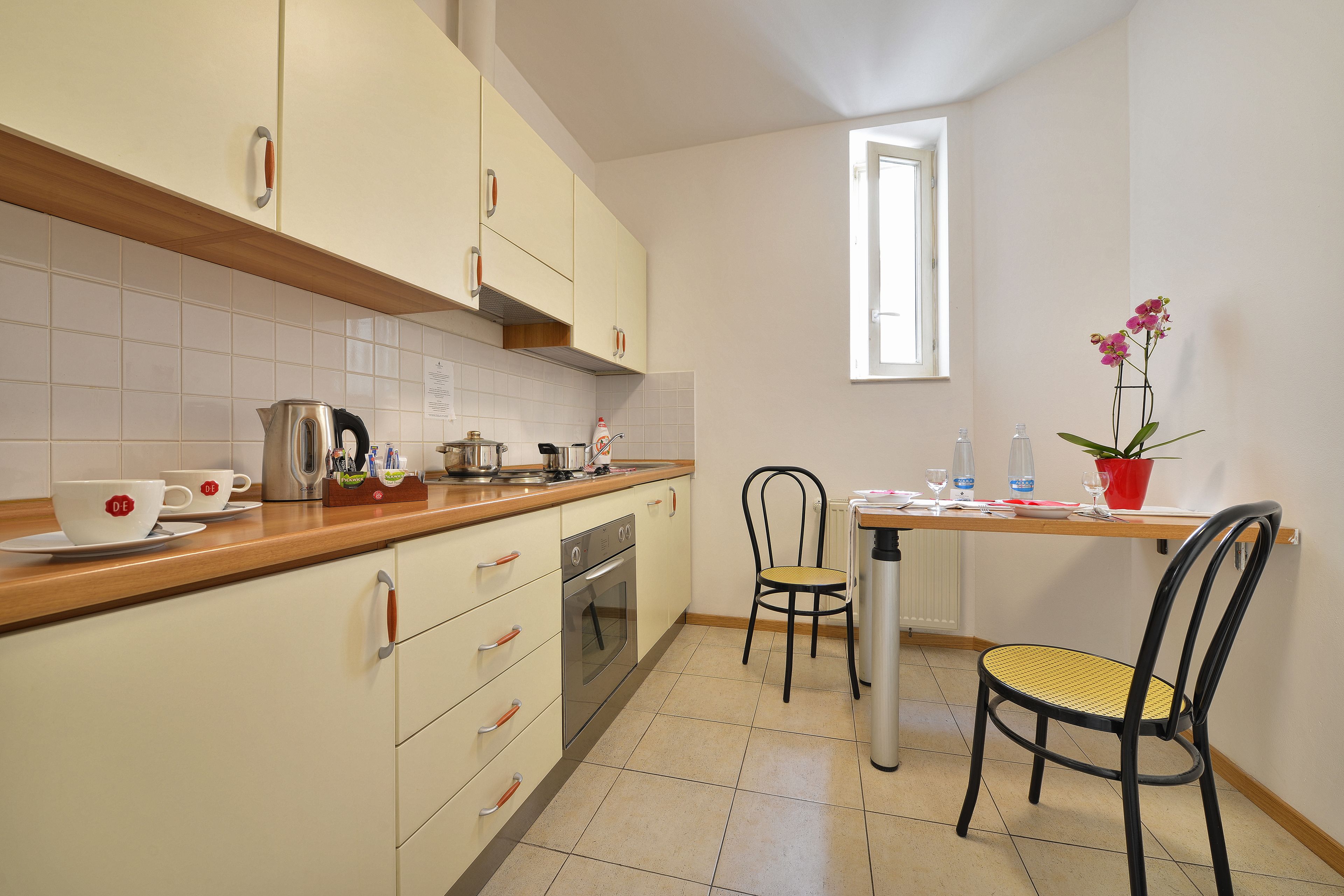 full-sized fridge, microwave, oven, stovetop